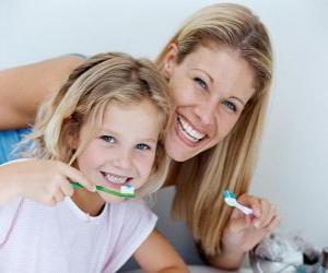 пазл Девочка чистит зубы, необходимо практики стоматологического здоровья